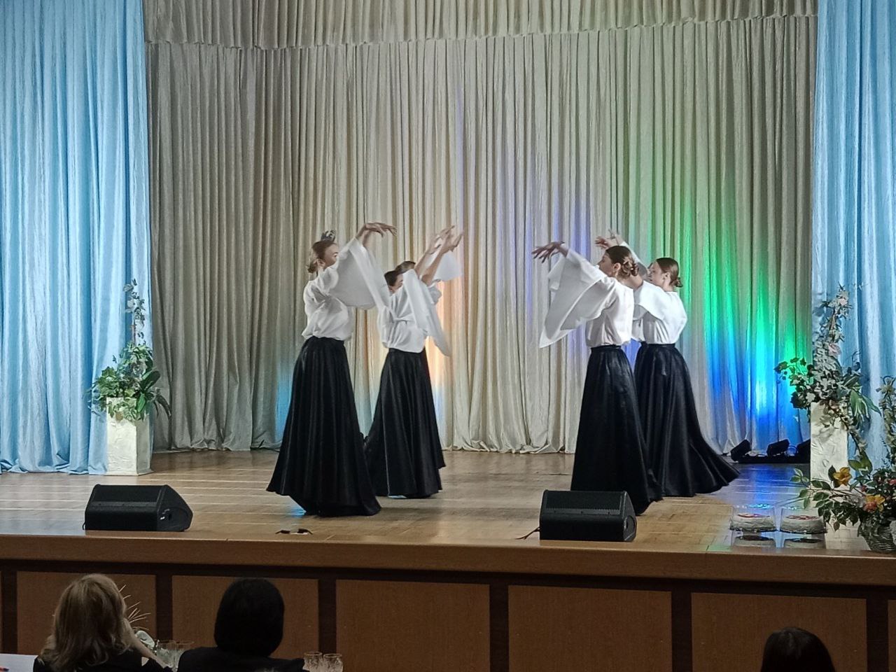 photo 5291790662821346682 y