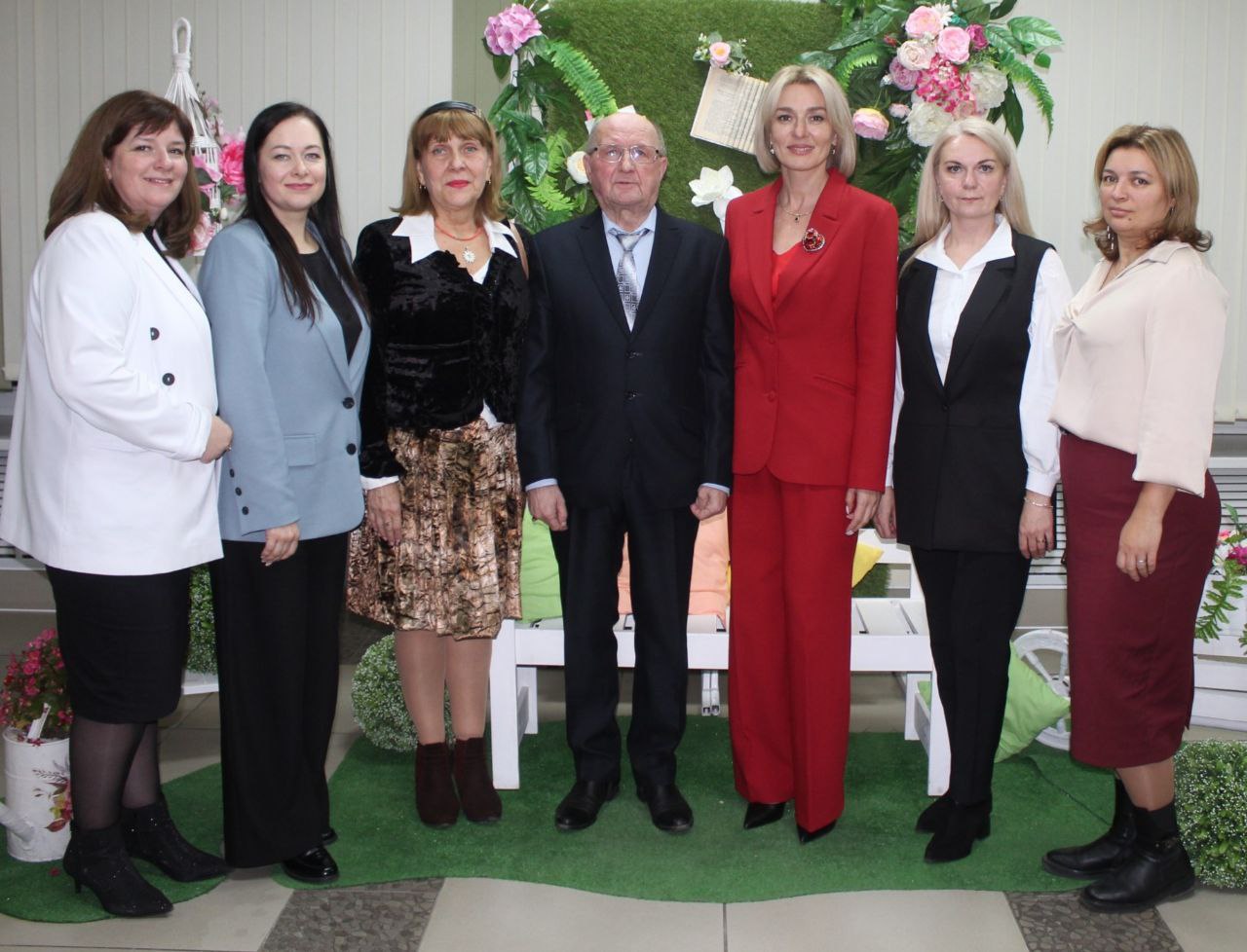 photo 5402602077483564192 y