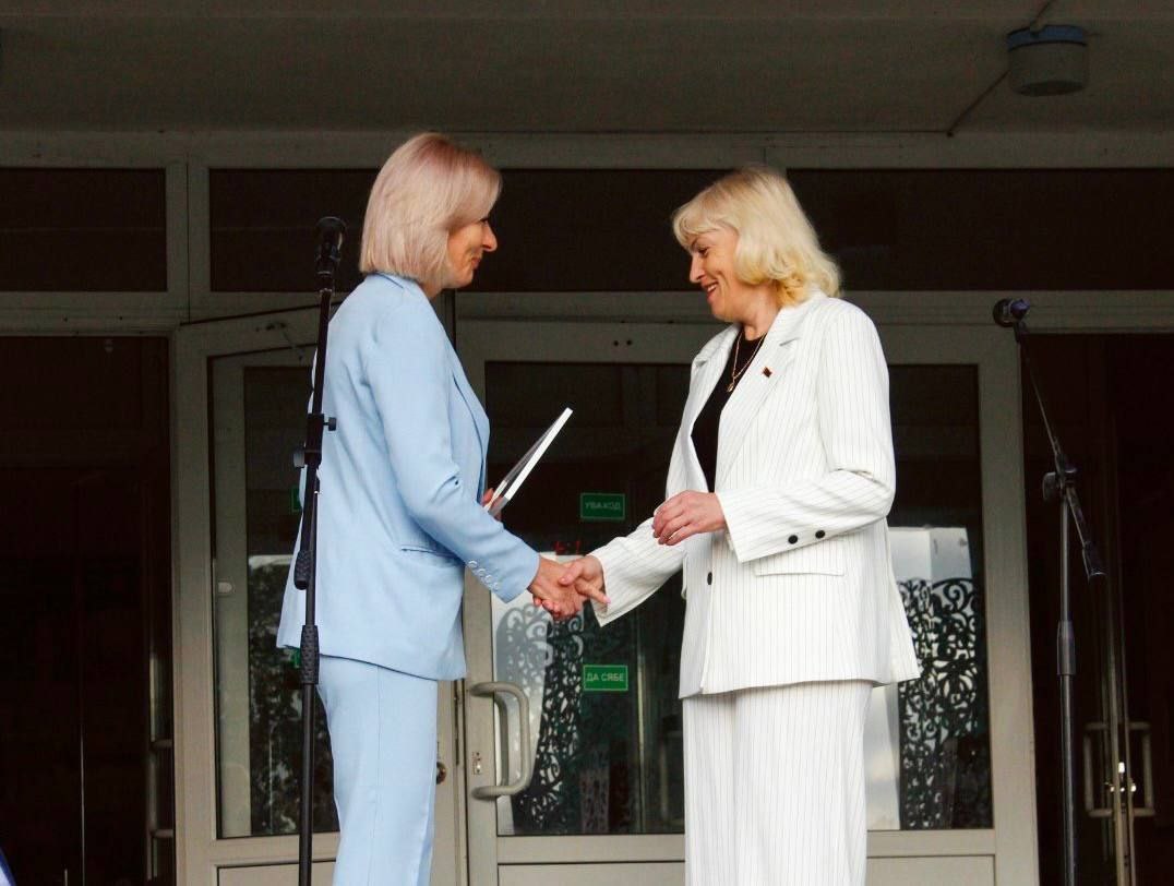 photo 5307934886541263528 y