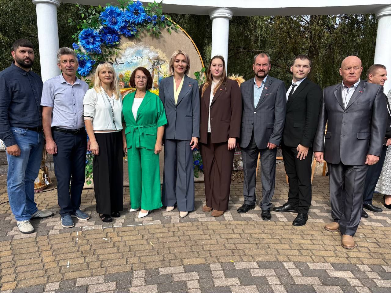 photo 5332528440508806442 y