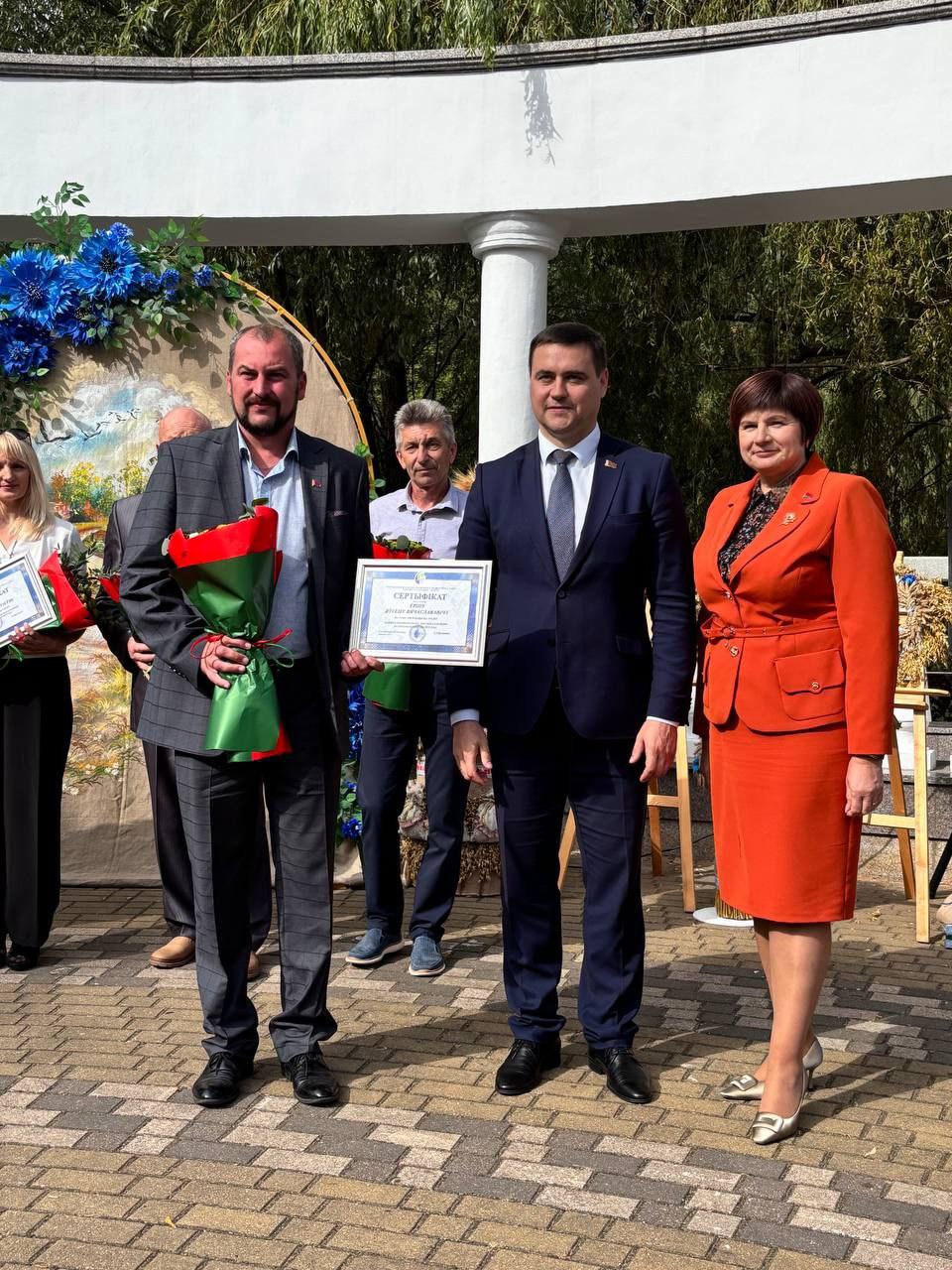 photo 5332528440508806443 y