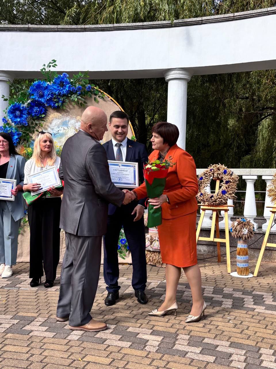 photo 5332528440508806444 y