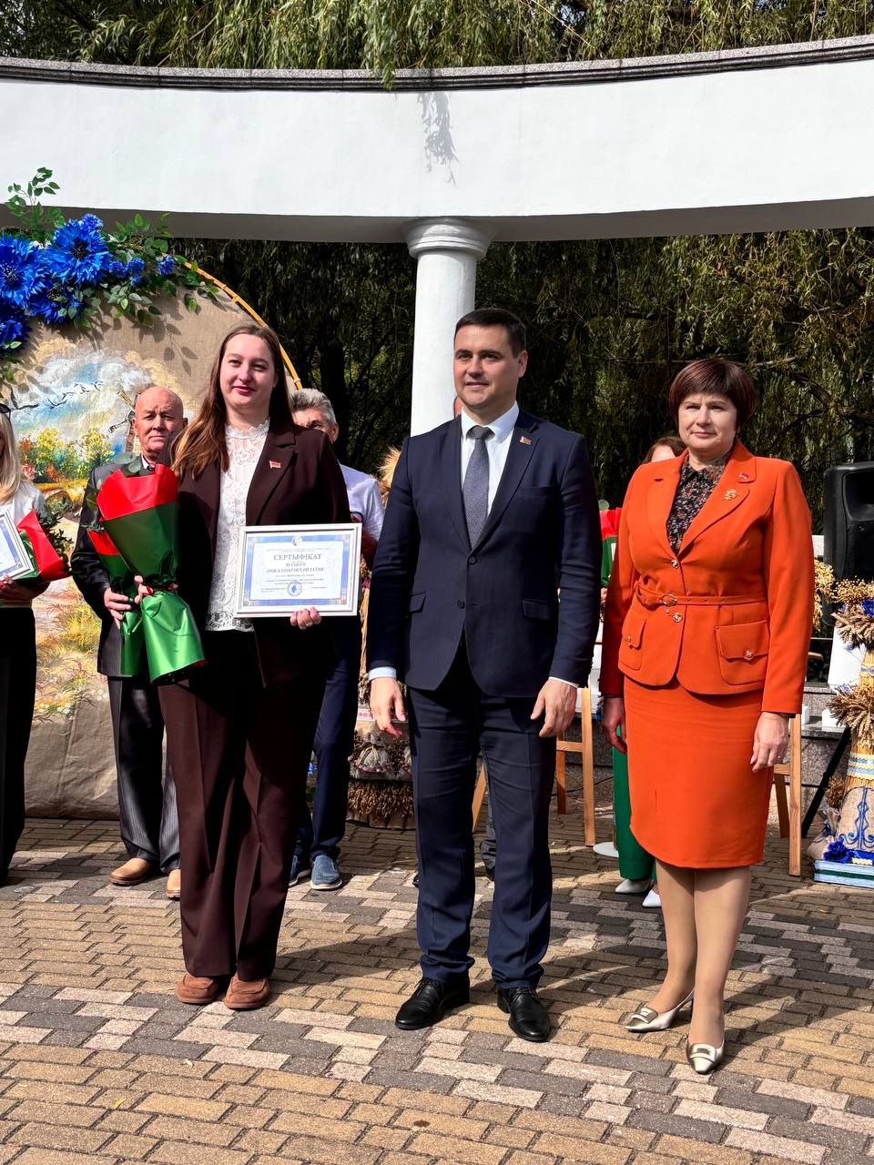 photo 5332528440508806445 y