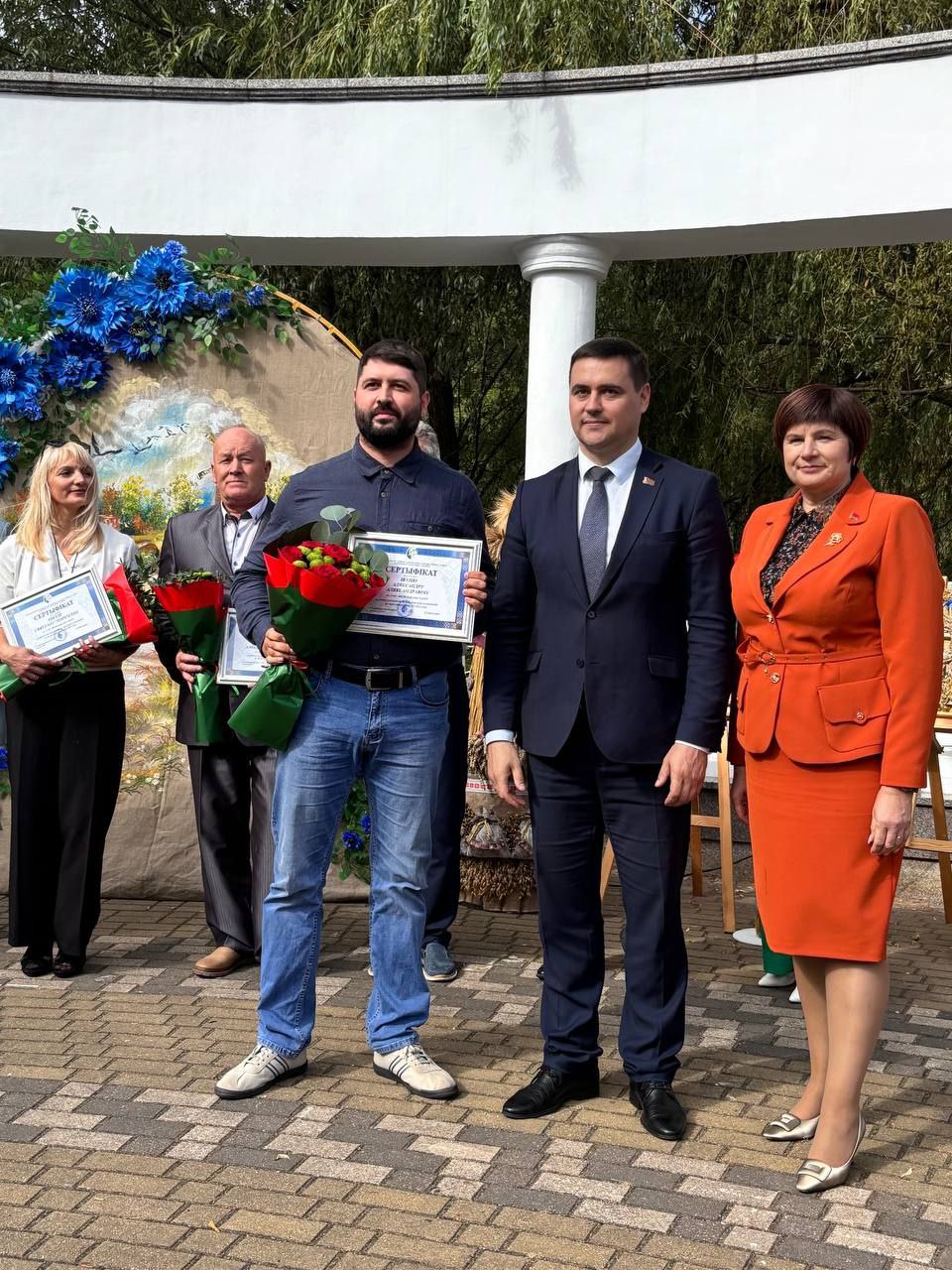 photo 5332528440508806446 y