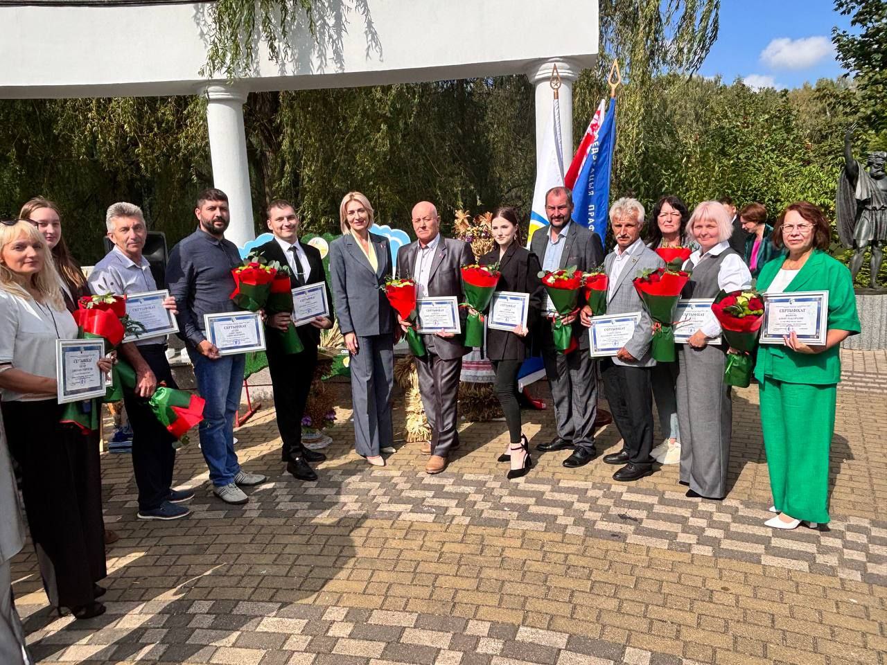 photo 5332528440508806448 y