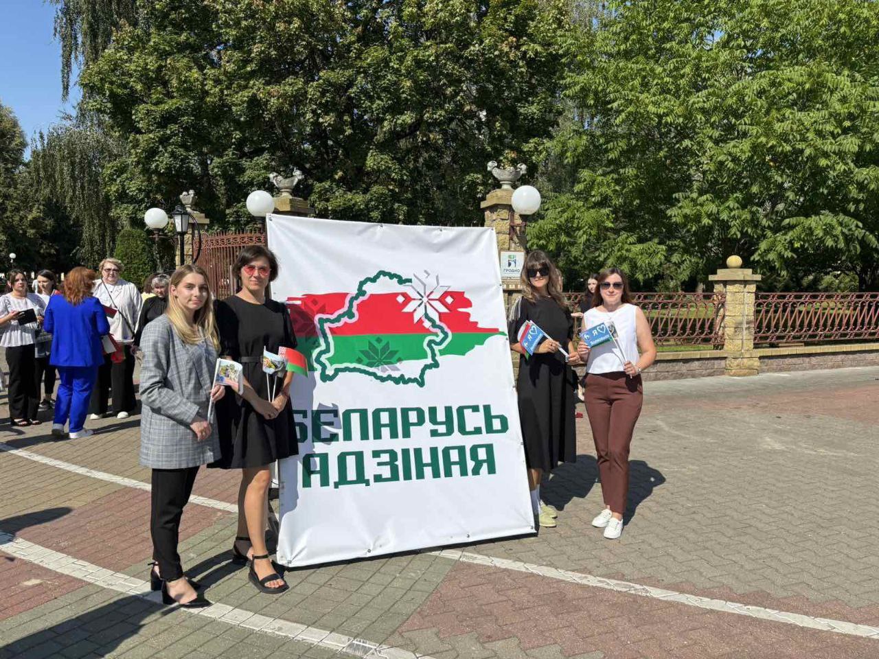 photo 5298555090283659149 y