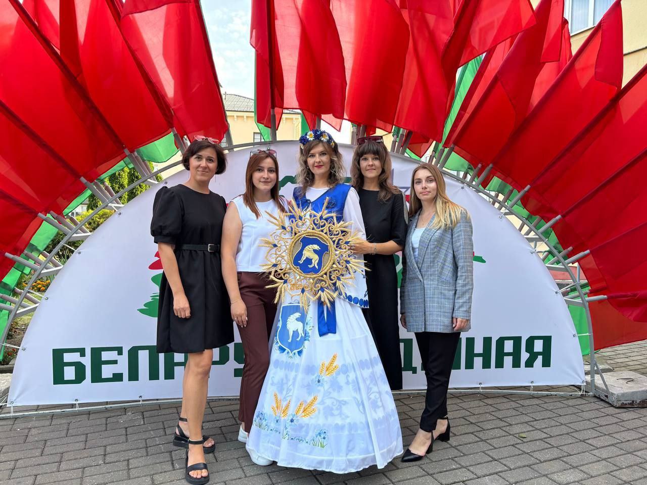 photo 5298555090283659150 y