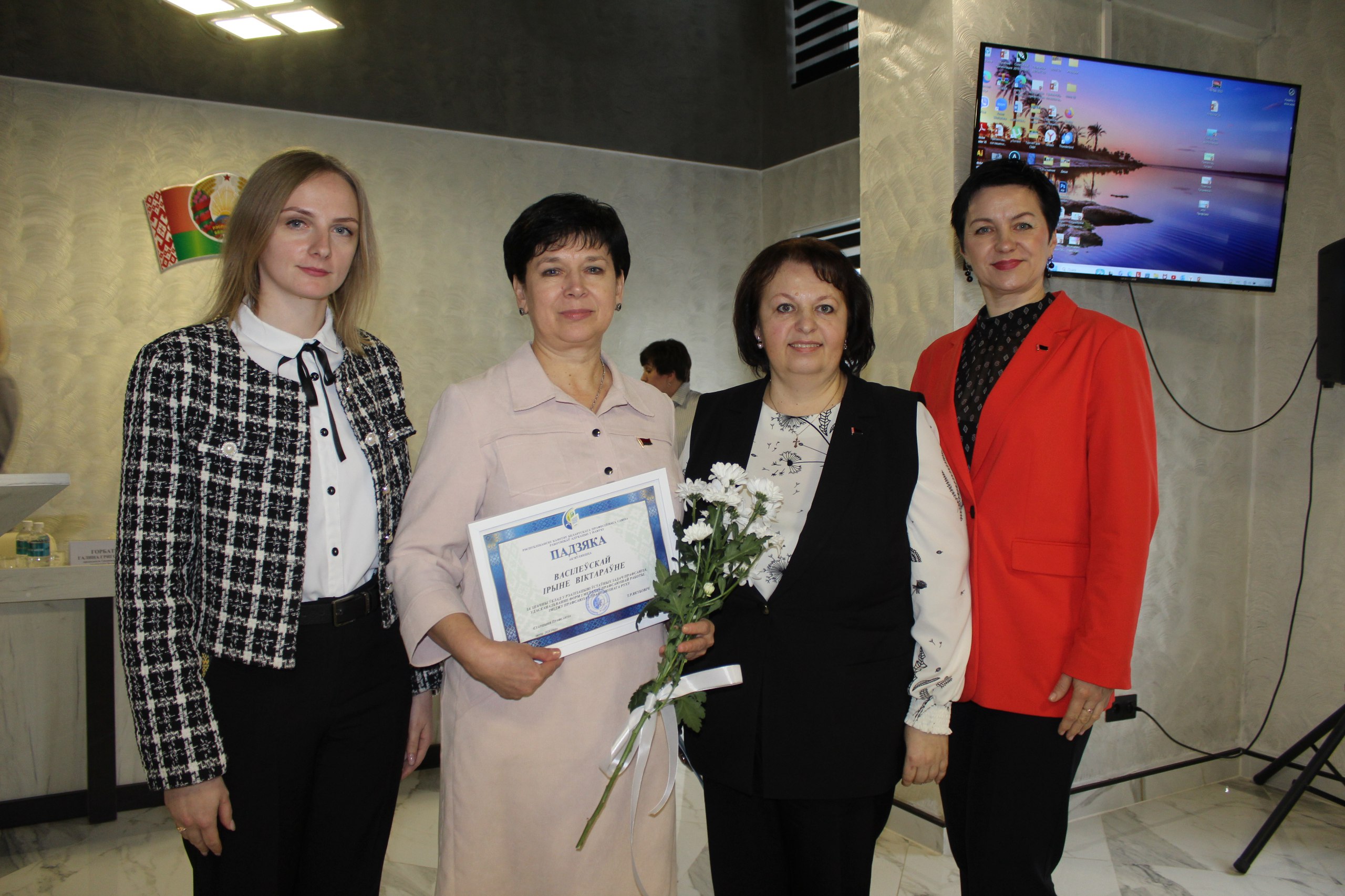 photo 5258355725405197954 w