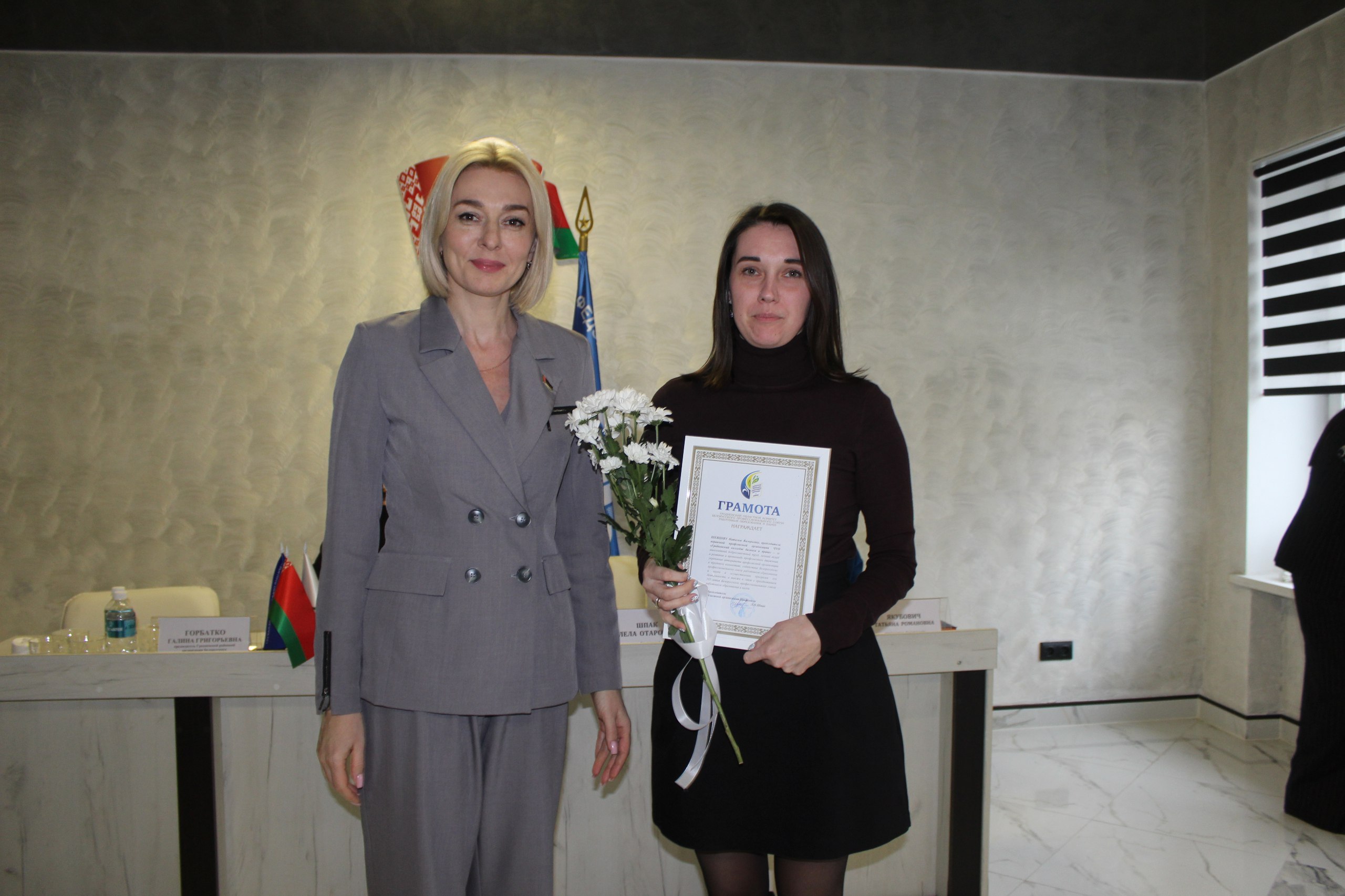 photo 5258355725405197955 w