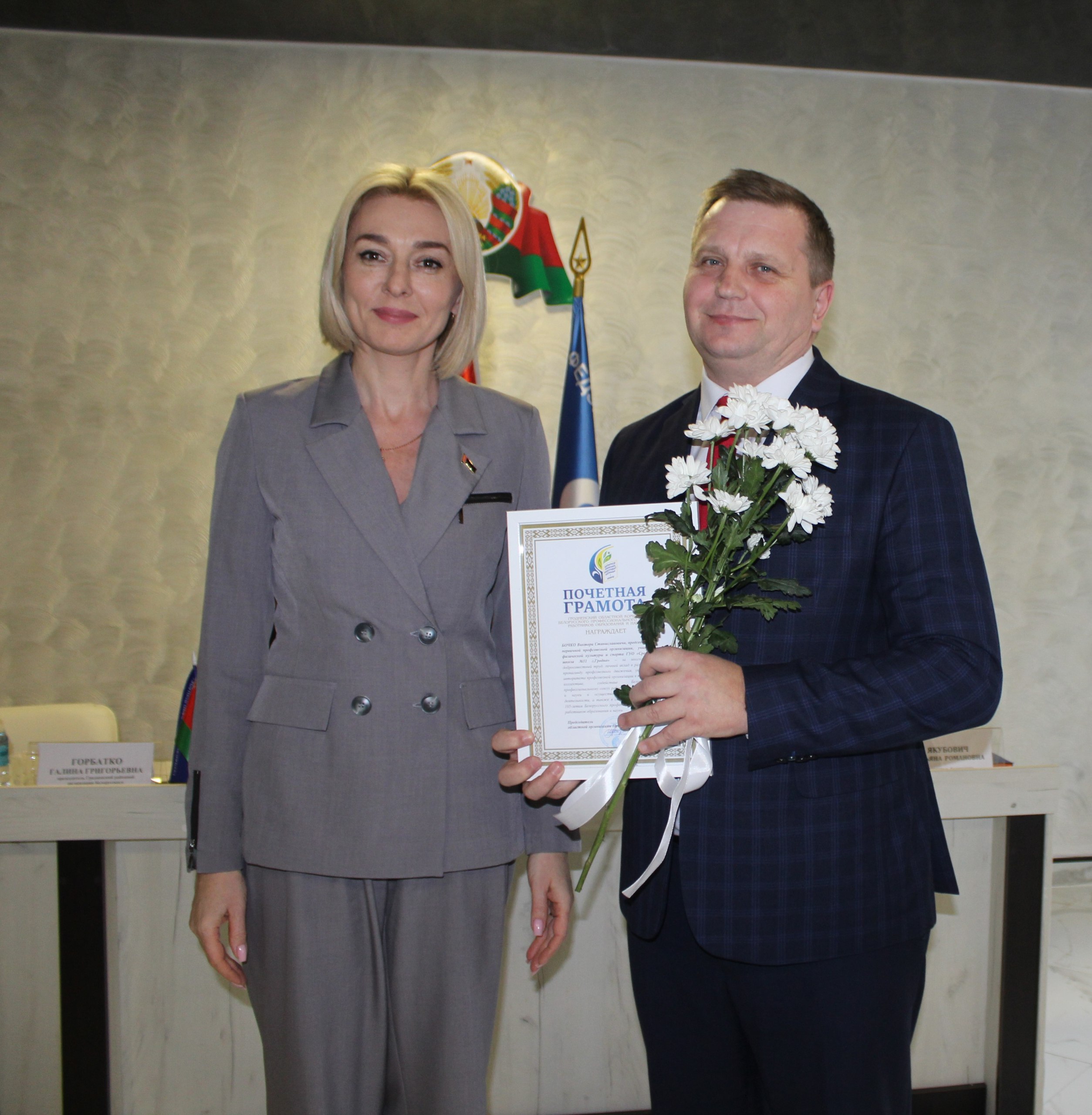 photo 5258355725405197956 w