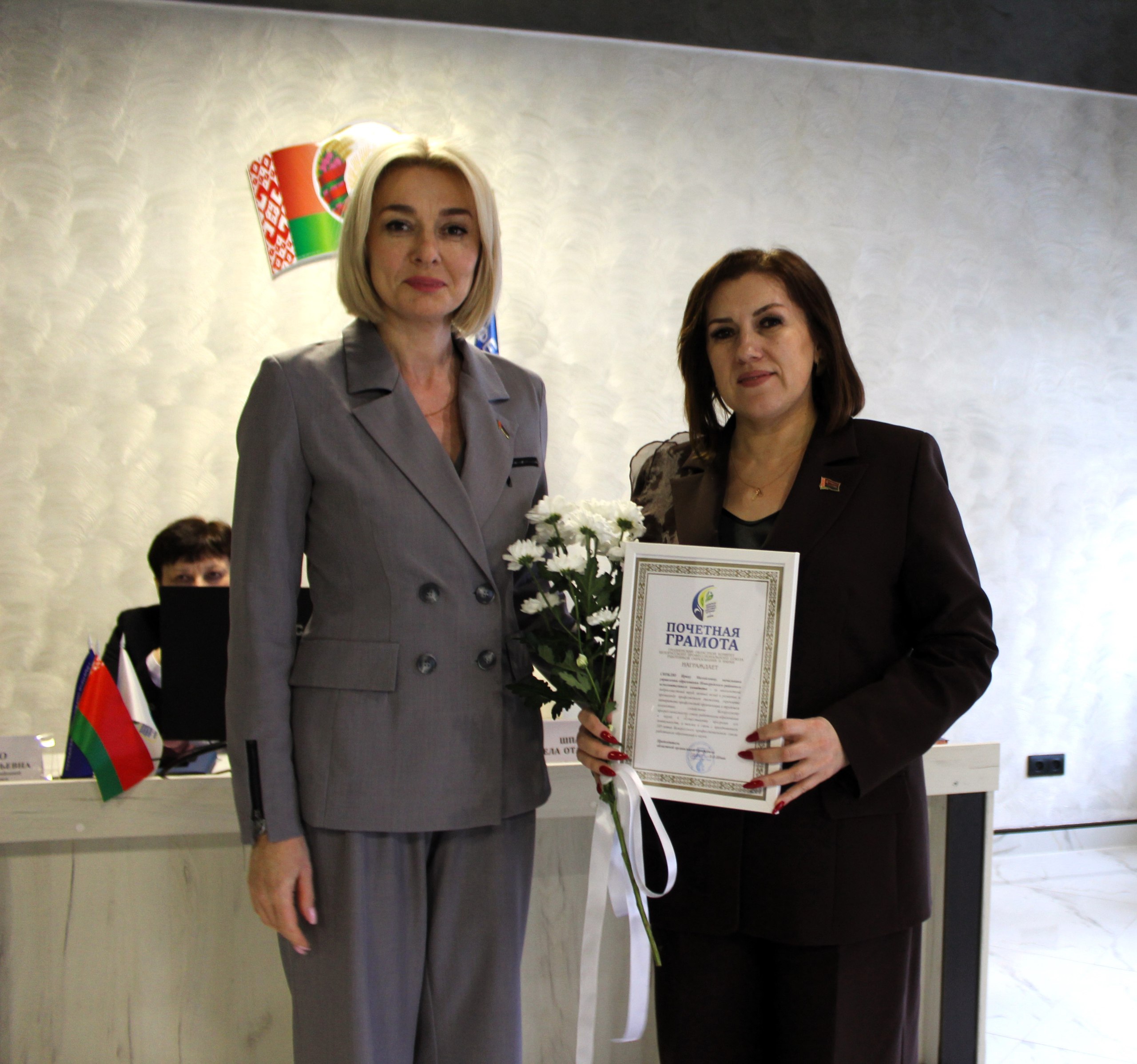 photo 5258355725405197957 w